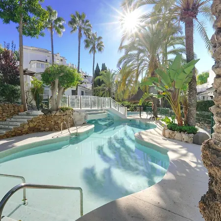 2033 Modern 3 Bed Large Terrace With Sun Loungers Apartment