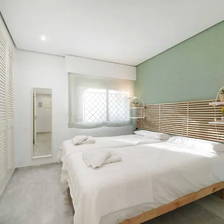 2033 Modern 3 Bed Large Terrace With Sun Loungers Apartment