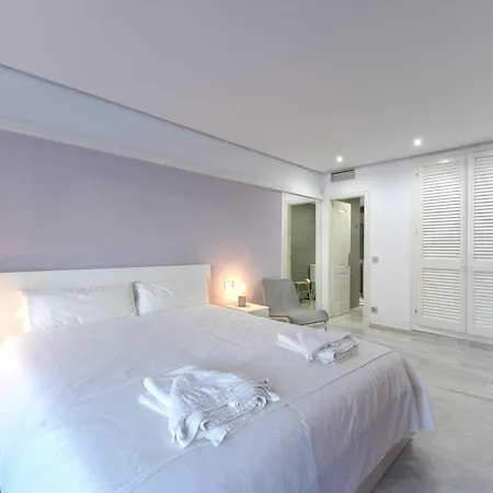 2033 Modern 3 Bed Large Terrace With Sun Loungers Apartment