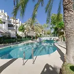 דירה 2033 Modern 3 Bed Large Terrace With Sun Loungers מארבלה